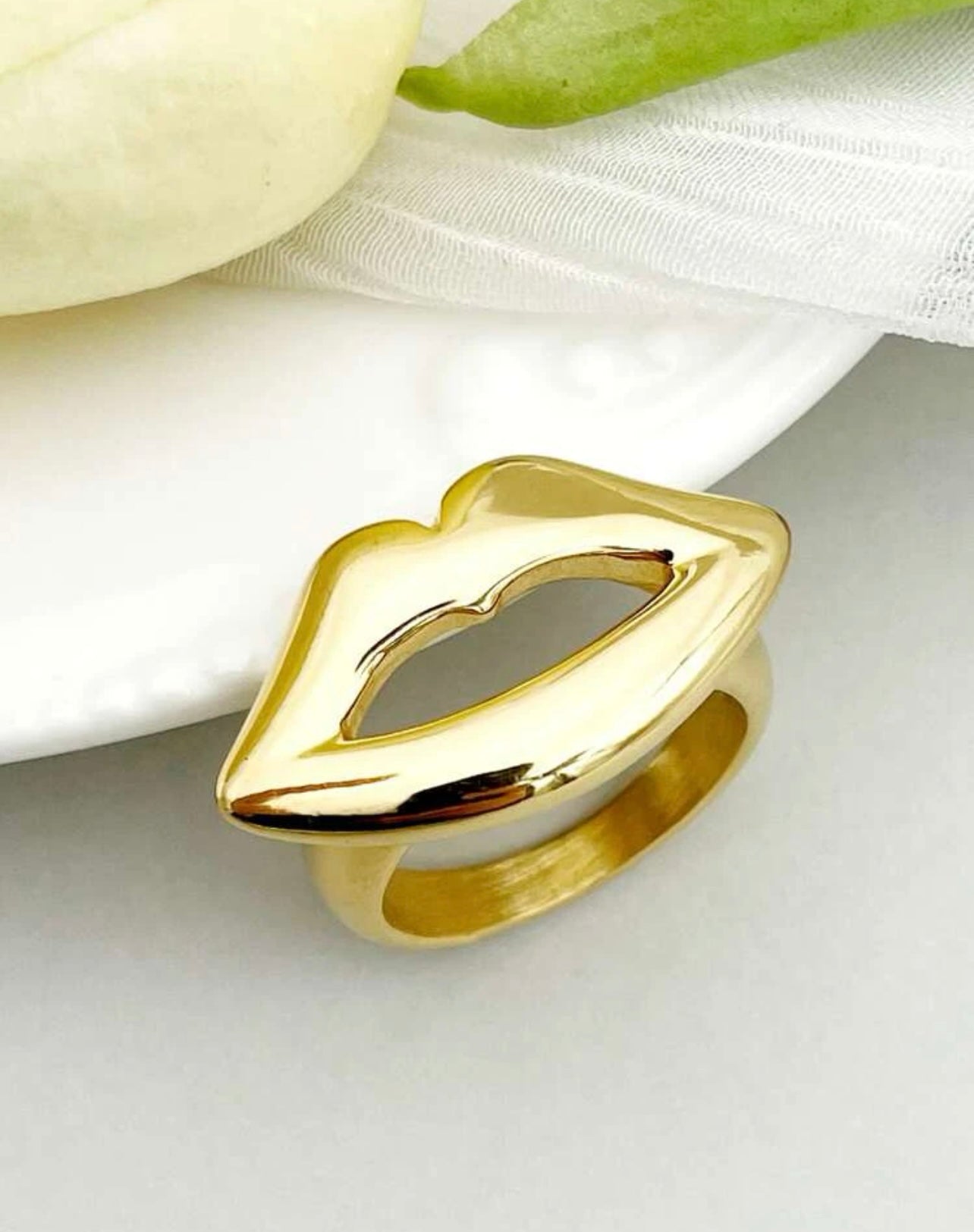 GOLD KISS RING